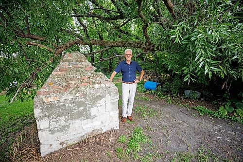 MIKE DEAL / WINNIPEG FREE PRESS
Peter Dueck, Mayor of Arborg, MB, at the old bread oven that was used by the Roman Catholic orphanage around 1915.
230731 - Monday, July 31, 2023.