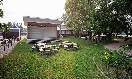 MIKE DEAL / WINNIPEG FREE PRESS
An amphitheatre in a park beside the Royal Canadian Legion and the Arborg Library in Arborg, MB.
230731 - Monday, July 31, 2023.