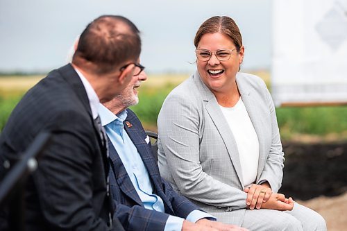 MIKAELA MACKENZIE / WINNIPEG FREE PRESS

Premier Heather Stefanson laughs with CEO of Fastfrate Group Manny Calandrino (left) and executive chairman of Fastfrate Group Ron Tepper at the first tenant announcement at the CentrePort Canada Rail Park on Tuesday, Aug. 1, 2023. For Gabby Piche story.
Winnipeg Free Press 2023