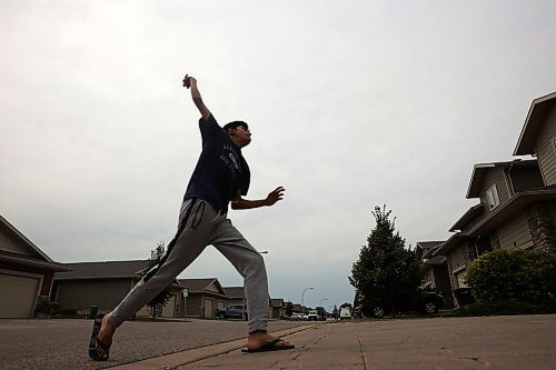 01082023
Milin Patel bowls a ball while practicing his cricket skills with friend Badal Patel at a home in Brandon&#x2019;s south end on Tuesday.  (Tim Smith/The Brandon Sun)
