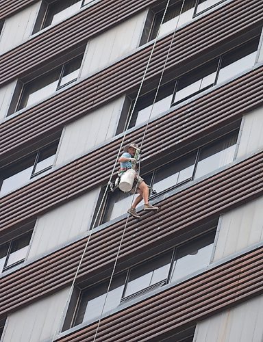 Mike Thiessen / Winnipeg Free Press 
A window washer cleans panes fifteen storeys in the air on Smith Street. 230801 &#x2013; Tuesday, August 1, 2023