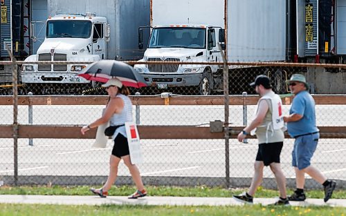 JOHN WOODS / WINNIPEG FREE PRESS
MLL workers walk the picket line outside the distribution centre on King Edward in Winnipeg, Tuesday, August 1, 2023. It is alleged that the province has hired replacement workers at the distribution centre.

Reporter: