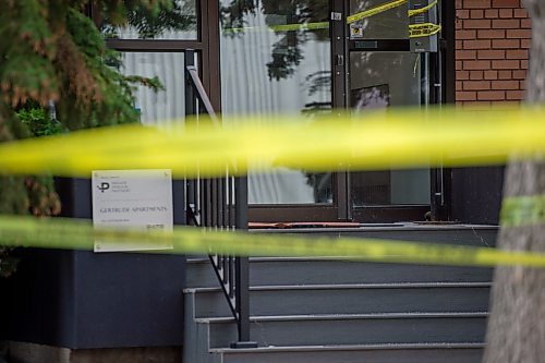 ETHAN CAIRNS / WINNIPEG FREE PRESS
A gun is left at the entrance to 391 Gertrude Ave after a police involved shooting in Winnipeg, Manitoba on Wednesday July, 13, 2022 