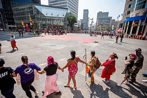 MIKAELA MACKENZIE / WINNIPEG FREE PRESS

A round dance calling for the landfills to be searched takes place at Portage and Main on Thursday, Aug. 3, 2023. For Tessa story.
Winnipeg Free Press 2023