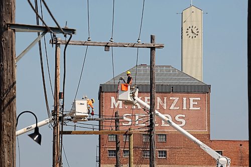03082023
Workers with Altec work on power lines between 9th Street and 10th Street in downtown Brandon in view of the McKenzie Seeds building on Thursday. 
(Tim Smith/The Brandon Sun)