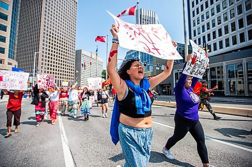 MIKAELA MACKENZIE / WINNIPEG FREE PRESS

Xandria Yuhaha chants &#x4b3;earch the landfills&#x4e0;on the march from Portage and Main to the Legislature on Thursday, Aug. 3, 2023. For Tessa story.
Winnipeg Free Press 2023