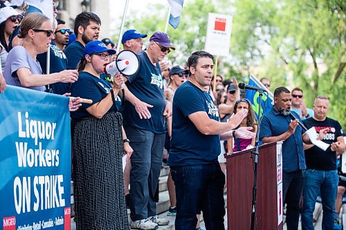 MIKAELA MACKENZIE / WINNIPEG FREE PRESS

Kyle Ross, MGEU president, speaks at a rally calling for higher wages at the Manitoba Legislature on Thursday, Aug. 3, 2023. For Malak Abas story.
Winnipeg Free Press 2023