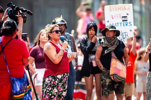 MIKAELA MACKENZIE / WINNIPEG FREE PRESS

Melissa Robinson speaks at a round dance calling for the landfills to be searched at Portage and Main on Thursday, Aug. 3, 2023. For Tessa story.
Winnipeg Free Press 2023