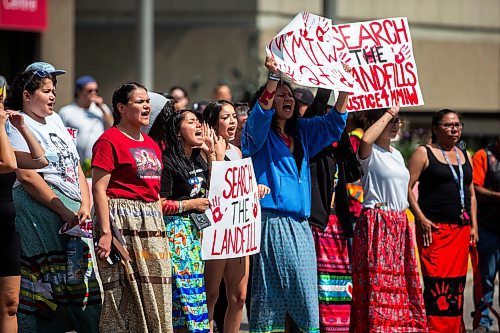 MIKAELA MACKENZIE / WINNIPEG FREE PRESS

A round dance and march calling for the landfills to be searched takes place at Portage and Main on Thursday, Aug. 3, 2023. For Tessa story.
Winnipeg Free Press 2023