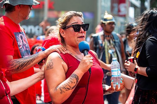 MIKAELA MACKENZIE / WINNIPEG FREE PRESS

Melissa Robinson speaks at a round dance calling for the landfills to be searched at Portage and Main on Thursday, Aug. 3, 2023. For Tessa story.
Winnipeg Free Press 2023