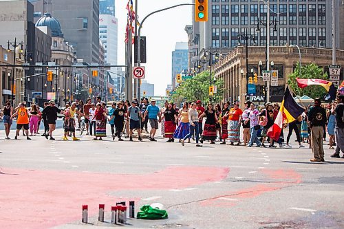 MIKAELA MACKENZIE / WINNIPEG FREE PRESS

A round dance calling for the landfills to be searched takes place at Portage and Main on Thursday, Aug. 3, 2023. For Tessa story.
Winnipeg Free Press 2023