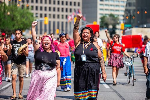 MIKAELA MACKENZIE / WINNIPEG FREE PRESS

Victoria Grisdale (left) and Teslyn Bigelow raise their fists and chant &#x4b3;earch the landfills&#x4e0;on the march from Portage and Main to the Legislature on Thursday, Aug. 3, 2023. For Tessa story.
Winnipeg Free Press 2023