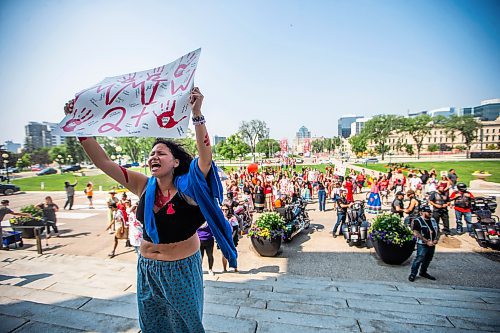 MIKAELA MACKENZIE / WINNIPEG FREE PRESS

Xandria Yuhaha chants &#x4b3;earch the landfills&#x4e0;on the march from Portage and Main to the Legislature on Thursday, Aug. 3, 2023. For Tessa story.
Winnipeg Free Press 2023