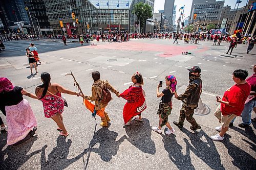 MIKAELA MACKENZIE / WINNIPEG FREE PRESS

A round dance calling for the landfills to be searched takes place at Portage and Main on Thursday, Aug. 3, 2023. For Tessa story.
Winnipeg Free Press 2023