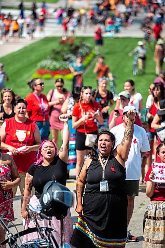 MIKAELA MACKENZIE / WINNIPEG FREE PRESS

Victoria Grisdale (left) and Teslyn Bigelow raise their fists at a rally calling for the landfills to be searched on Thursday, Aug. 3, 2023. For Tessa story.
Winnipeg Free Press 2023