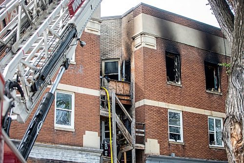 MIKAELA MACKENZIE / WINNIPEG FREE PRESS

Crews on the scene of a fire at 737 Sargent Avenue on Friday, Aug. 4, 2023. For &#x460;story.
Winnipeg Free Press 2023