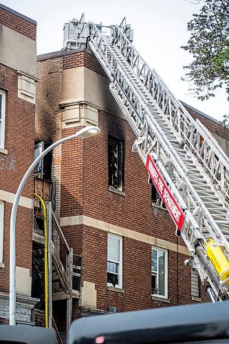 MIKAELA MACKENZIE / WINNIPEG FREE PRESS

Crews on the scene of a fire at 737 Sargent Avenue on Friday, Aug. 4, 2023. For &#x460;story.
Winnipeg Free Press 2023