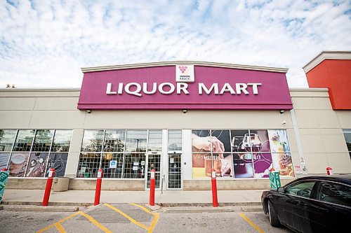MIKE DEAL / WINNIPEG FREE PRESS
According to signs posted in the doors of at least some Liquor Marts now allow customers to enter with children under 11.
The Liquor Mart at Portage Avenue and Burnell Street, 923 Portage Ave. has this sign.
221003 - Monday, October 03, 2022.