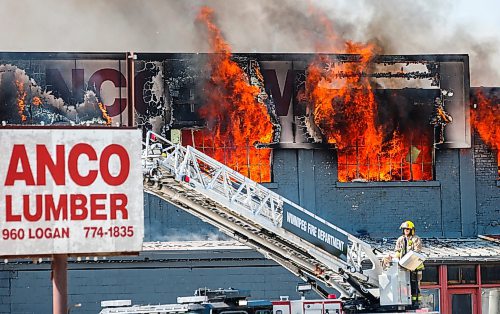 JOHN WOODS / WINNIPEG FREE PRESS
Firefighters were called to fight a fire early Sunday morning at Anco Lumber at 960 Logan in Winnipeg, Sunday, August 6, 2023. 

Reporter: cierra