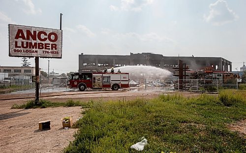 JOHN WOODS / WINNIPEG FREE PRESS
A crew remains on scene at an industrial fire on Logan Ave. in Winnipeg, Monday, August 7, 2023. 

Reporter: