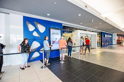 MIKAELA MACKENZIE / WINNIPEG FREE PRESS

The Grant Park Liquor Mart, with lineups out the door, on Tuesday, Aug. 8, 2023. For Malak Abas story.
Winnipeg Free Press 2023