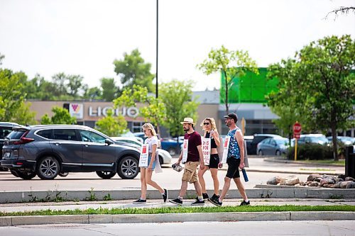 MIKAELA MACKENZIE / WINNIPEG FREE PRESS

Picketers walk the line at the Grant Park Liquor Mart on Tuesday, Aug. 8, 2023. For Malak Abas story.
Winnipeg Free Press 2023