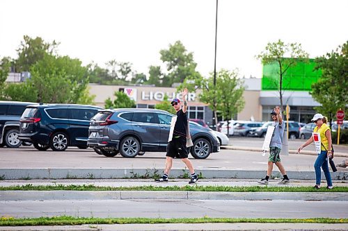 MIKAELA MACKENZIE / WINNIPEG FREE PRESS

Picketers walk the line at the Grant Park Liquor Mart on Tuesday, Aug. 8, 2023. For Malak Abas story.
Winnipeg Free Press 2023