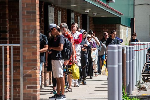 MIKAELA MACKENZIE / WINNIPEG FREE PRESS

A lineup at the Liquor Mart at Ellice and Hargrave (one of the few left open in the city during an employee strike) at opening time on Wednesday, Aug. 9, 2023. For Cierra story.
Winnipeg Free Press 2023.