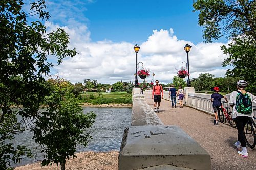 MIKAELA MACKENZIE / WINNIPEG FREE PRESS

The Assiniboine Park foot bridge, where a pontoon bridge was erected annually from 1912 to 1932, on Wednesday, Aug. 9, 2023. For then/now.
Winnipeg Free Press 2023.