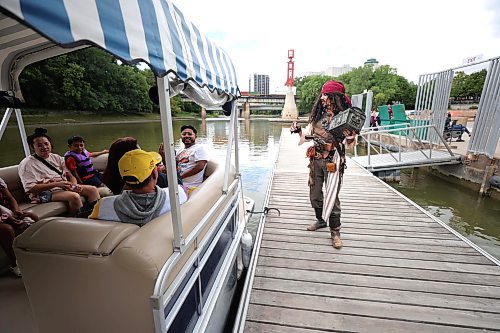 RUTH BONNEVILLE / WINNIPEG FREE PRESS
Jack in the Peg sidles up to the Splash Dash water taxi at The Forks this summer.