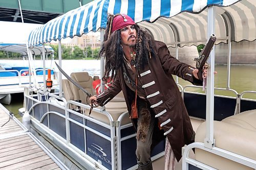 RUTH BONNEVILLE / WINNIPEG FREE PRESS
Jack in the Peg sidles up to the Splash Dash water taxi at The Forks this summer.