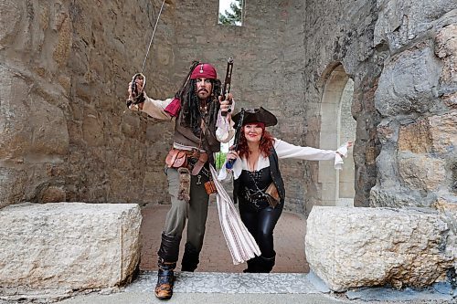 RUTH BONNEVILLE / WINNIPEG FREE PRESS
Corinne Bremmer, Todd Douglas’s partner, often accompanies Jack in the Peg dressed up as Scarlett, a red-headed ‘wench’ played in the Pirates of the Caribbean movies by Lauren Mayer.