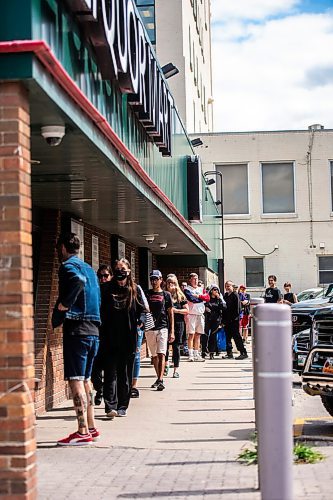 MIKAELA MACKENZIE / WINNIPEG FREE PRESS

A lineup at the Liquor Mart at Ellice and Hargrave (one of the few left open in the city during an employee strike) at opening time on Wednesday, Aug. 9, 2023. For Cierra story.
Winnipeg Free Press 2023.