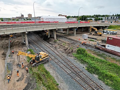 10082023
Crews work at the scene of a train derailment that forced the closure of both the north and southbound lanes of 18th Street at the Daly overpass on Thursday morning. Three Canadian Pacific railway cars left the track at approximately 1:45 AM and at least one of the cars struck a concrete support of the overpass.
(Tim Smith/The Brandon Sun)