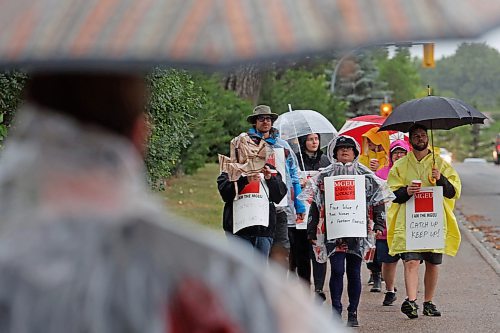 10082023
Manitoba Liquor &amp; Lottery employees picket along Aberdeen Avenue across from the Brandon South Liquor Mart on a rainy Thursday as part of a province-wide strike. 
(Tim Smith/The Brandon Sun)