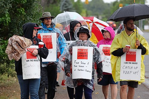 10082023
Manitoba Liquor &amp; Lottery employees picket along Aberdeen Avenue across from the Brandon South Liquor Mart on a rainy Thursday as part of a province-wide strike. 
(Tim Smith/The Brandon Sun)