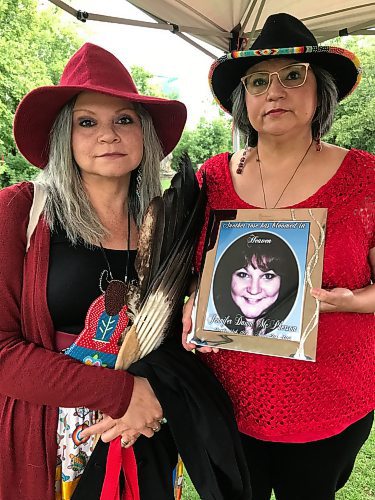 CAROL SANDERS / WINNIPEG FREE PRESS
Sisters Gerri Pangman, left, and Kim McPherson with photo of their sister Jennifer McPherson who is one of the MMIWG2S that the Manitoba NDP say the PCs have neglected to act on since forming government. 