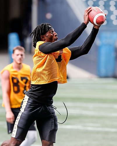 JOHN WOODS / WINNIPEG FREE PRESS
University of Manitoba Bisons&#x2019; AK Gassama (1) catches a pass at practice in Winnipeg, Sunday, August 13, 2023. 

Reporter: taylor