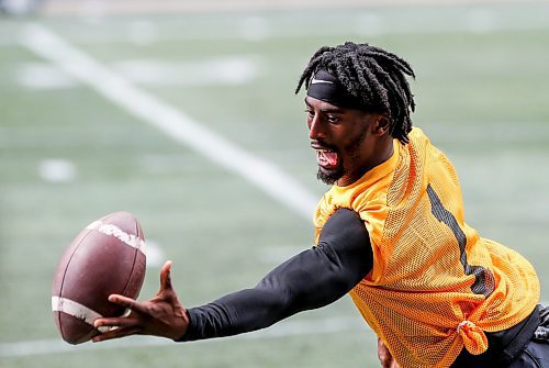 JOHN WOODS / WINNIPEG FREE PRESS
University of Manitoba Bisons&#x560;AK Gassama (1) catches a pass at practice in Winnipeg, Sunday, August 13, 2023. 

Reporter: taylor