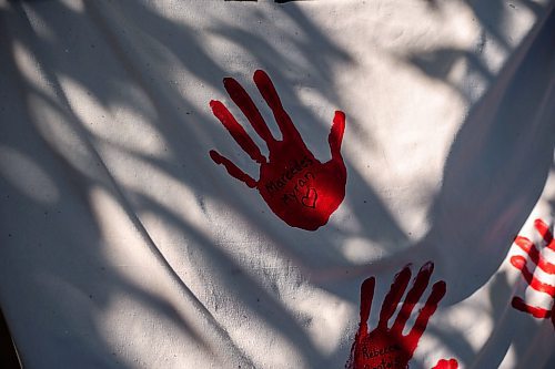 MIKAELA MACKENZIE / WINNIPEG FREE PRESS

Shadows fall on banners at Camp Marcedes (beside the Canadian Museum for Human Rights) on Monday, Aug. 14, 2023. For Cierra Bettens story.
Winnipeg Free Press 2023