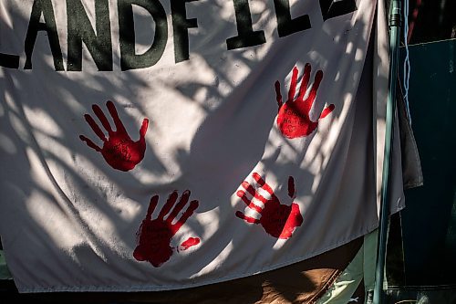 MIKAELA MACKENZIE / WINNIPEG FREE PRESS

Shadows fall on banners at Camp Marcedes (beside the Canadian Museum for Human Rights) on Monday, Aug. 14, 2023. For Cierra Bettens story.
Winnipeg Free Press 2023