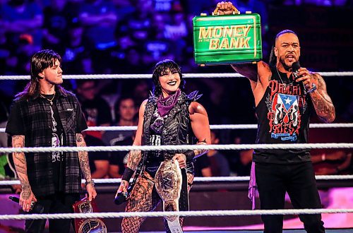 JOHN WOODS / WINNIPEG FREE PRESS
A wrestling performer holds up a green &#x201c;Money Bank&#x201d; case at WWE in Winnipeg, Monday, August 14, 2023. 

Reporter: mcintyre