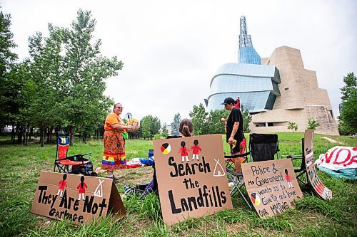 MIKAELA MACKENZIE / WINNIPEG FREE PRESS

Hummingbird (left), Jorden Myran, and Raven Davis sing a short eagle song at Camp Marcedes (which is by the Canadian Museum for Human Rights) on Wednesday, July 19, 2023. For Chris story.
Winnipeg Free Press 2023.