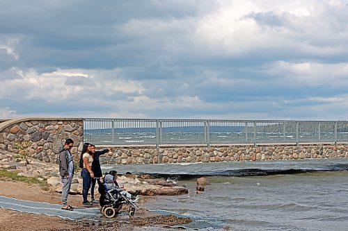 16082023
Alvin Asejo, his daughter Sofia, fourteen, mother-in-law Estrella Noble, wife Charlot Asejo and son Charles, four, from Souris, look out over the waves on Clear Lake at the beach in Wasagaming on a very windy Wednesday afternoon. 
(Tim Smith/The Brandon Sun)