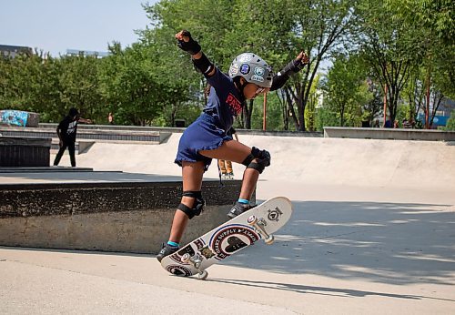 Mike Thiessen / Winnipeg Free Press 
Savana Anderson takes part in Sk8 Skates&#x2019; free skateboard lessons at the Plaza at the Forks. 230817 &#x2013; Thursday, August 17, 2023