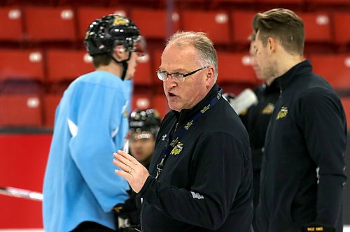 Brandon Wheat Kings coach Don MacGillivray makes a point to one of his players during a practice at Westoba Place in December 2021. MacGillivray, who was fired by the Wheat Kings on Nov. 27, 2022, is back in the WHL as an assistant coach with the Calgary Hitmen. (Perry Bergson/The Brandon Sun)