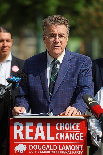 MIKE DEAL / WINNIPEG FREE PRESS
Dougald Lamont, Manitoba Liberal Party Leader, holds a campaign press conference about Health Care specifically about Senior Care, at Andrew Mynarski VC Park, Friday morning. 
230818 - Friday, August 18, 2023