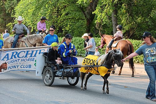Participants of this year’s Virden Indoor Rodeo and Wild West Daze parade make their way down 7th Street on Saturday morning, waving to the crowd and periodically showering them with candy. (Kyle Darbyson/The Brandon Sun) 