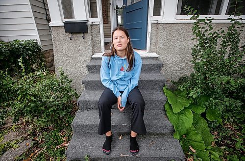 JOHN WOODS / WINNIPEG FREE PRESS
Abby Nevitt, an fire evacuee from Yellowknife, is photographed at a family friend&#x2019;s home in Winnipeg, Monday, August  21, 2023. Nevitt is hopeful that she will be able to return home soon.

Reporter: Abas