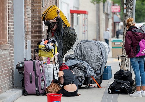 JOHN WOODS / WINNIPEG FREE PRESS
People pack up their belongings as they are evicted from 743 Sargent Ave. in Winnipeg, Monday, August  21, 2023. 

Reporter: ?